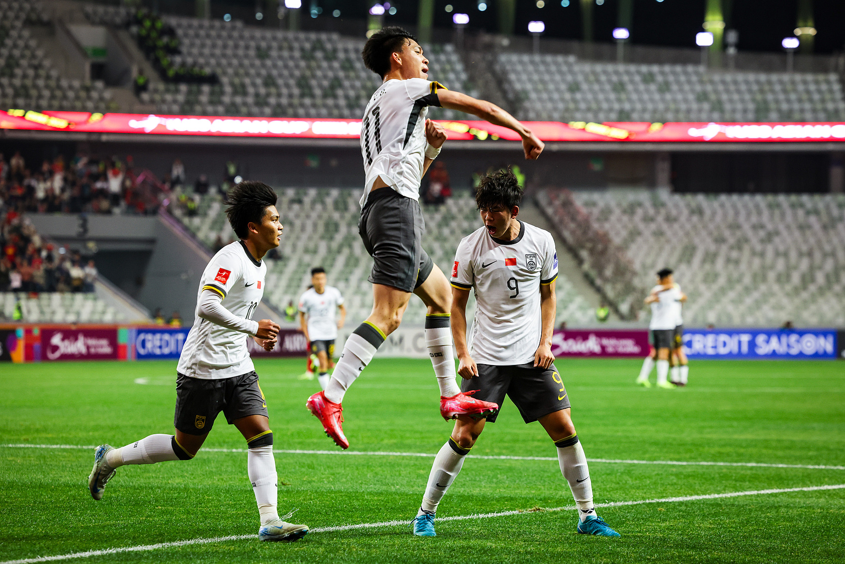  全面壓制！國青半場控球率高達7成，射門比9-3，造對方3張黃牌