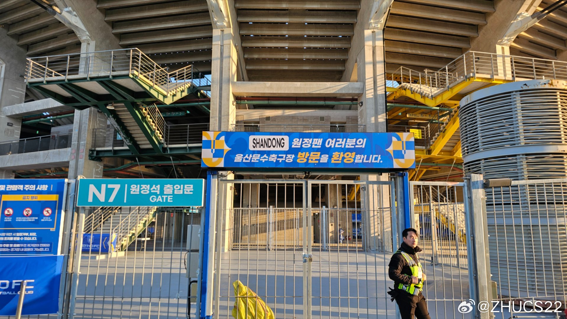  博主：蔚山現(xiàn)場工作人員、轉(zhuǎn)播車、安保在準備撤場，場外一片安靜