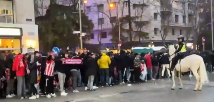  馬競球迷進入伯納烏時向人群投擲雜物，導致安保對其進行脫鞋檢查