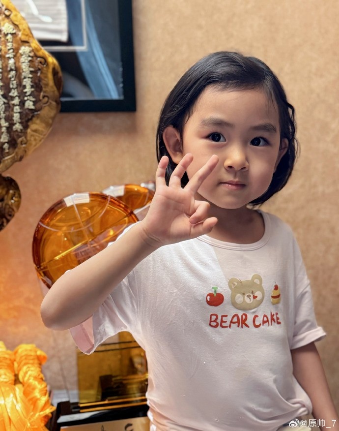  三分大賽三冠王！原帥曬三冠獎(jiǎng)杯：完成了女兒給安排的任務(wù)！