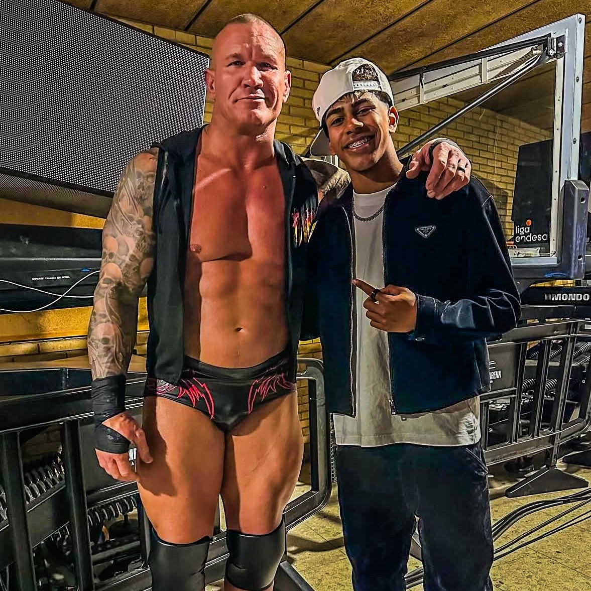  小心RKO！亞馬爾現(xiàn)場觀戰(zhàn)WWE，和奧爾頓、Triple H等合影