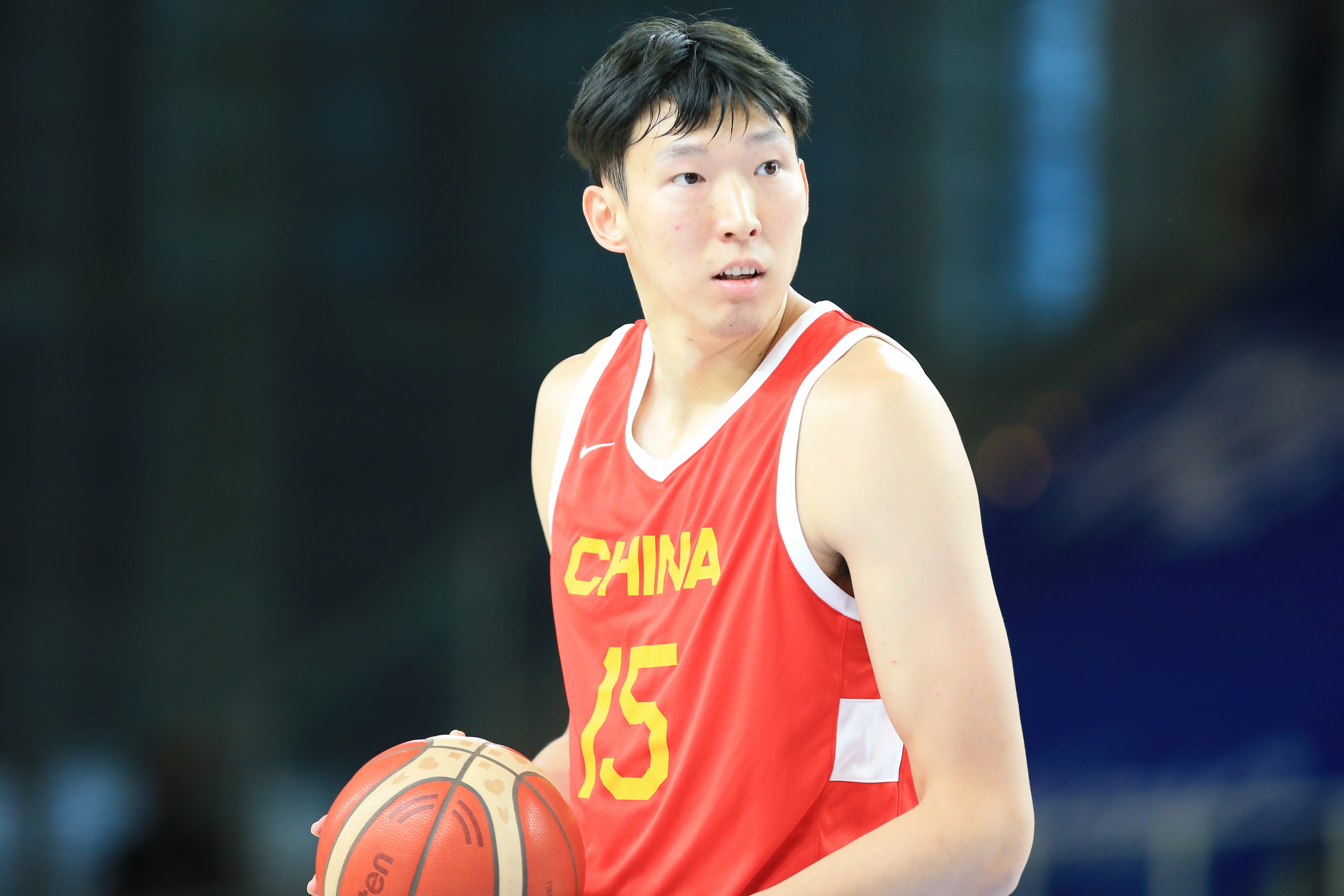  打得不錯(cuò)！周琦攻防建樹(shù) 半場(chǎng)4投2中得到5分3板1斷1帽0失誤
